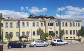 Sivas'ta adliye binasının çatısı böyle uçtu
