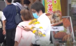 Japonya'nın Yamato kentinde yürürken telefon kullanmak yasaklanıyor