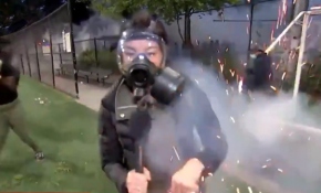 ABD'de tansiyon yüksek: Muhabire canlı yayında gaz fişeği isabet etti