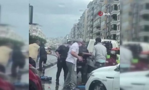 Yola dökülen meyveleri yardımseverler topladı