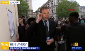 İngiltere'de protestoları aktaran gazeteci zor anlar yaşadı