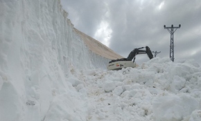 Yüksekova'da karla mücadele haziranda da devam ediyor