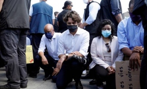Kanada Başbakanı Trudeau ırkçılık karşıtı protestolarda diz çöktü