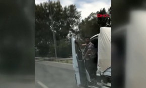 Direksiyonu bırakıp ayakta çevredekileri selamladı