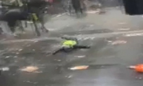 Londra'daki protestolarda polis attan düştü, at göstericiyi yaraladı