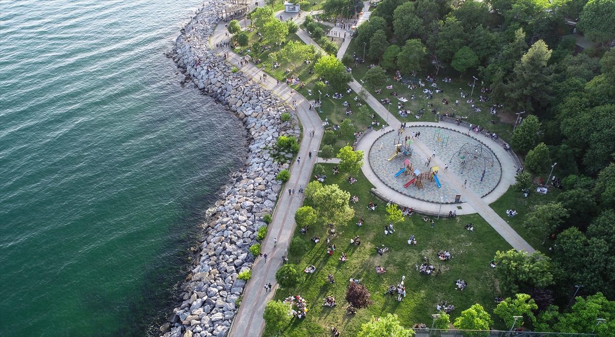 Moda Sahili`ndeki pazar günü kalabalığı akşam saatlerinde havadan görüntülendi.