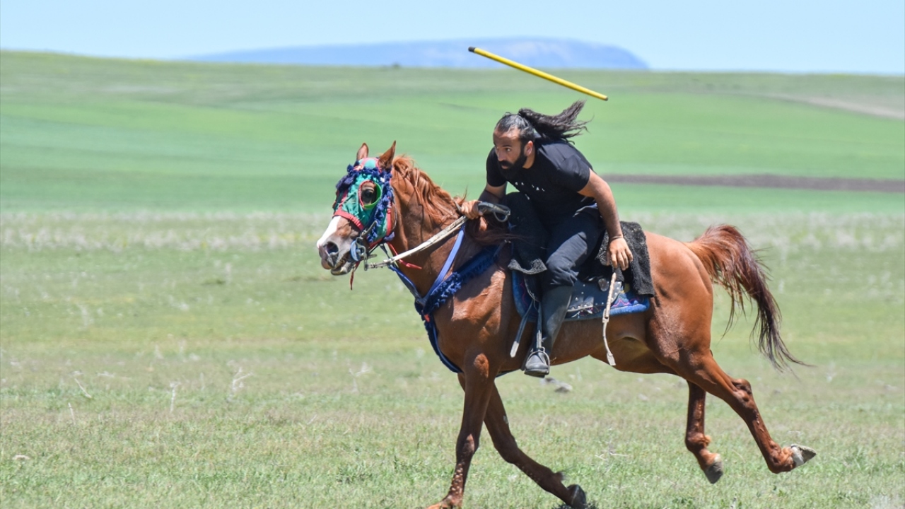 Türklerin Orta Asya`dan Anadolu`ya geldikleri dönemden bu yana oynadıkları savaş oyunu olarak bilinen ve günümüzde de geleneksel atlı spor olarak anılan cirite, Covid-19 tedbirlerinin esnetilmesiyle yeniden başlandı.