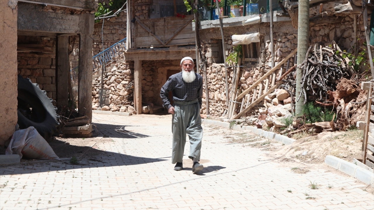 Merkeze bağlı Damlapınar köyünde yaşayan, el ve ayaklarında ve birer fazla parmağı bulunan Abdurrahman Özer, elindeki engeline rağmen çalışma azmiyle herkesin takdirini topluyor.