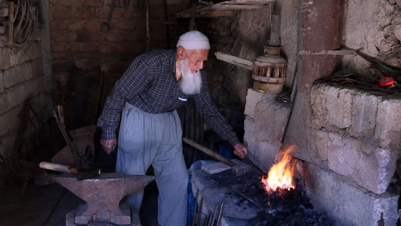 Yıllarca kendi köyünde ve çevre köylerde herkesin imdadına yetişen Özer, bu yaşına rağmen aynı azim ve şevkle çalışmaya devam ediyor.