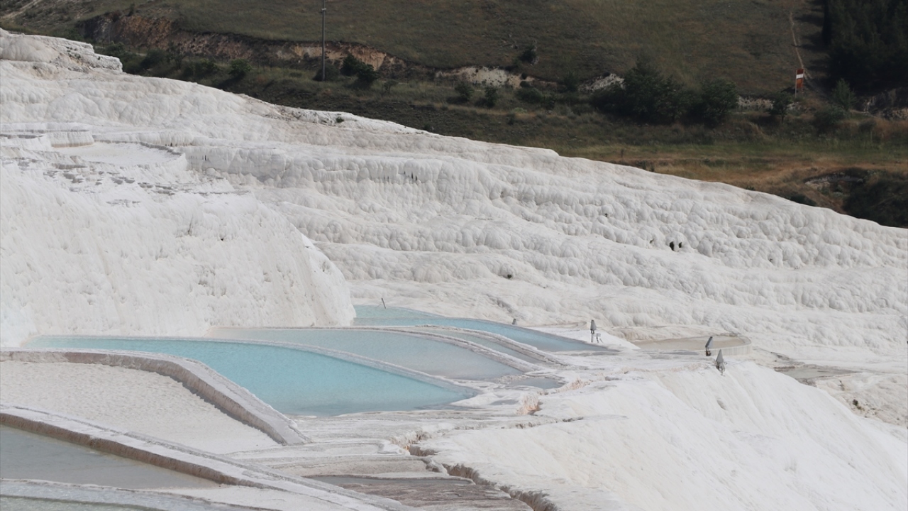 Covid-19 tedbirleri kapsamında ziyaretlerin devam ettiği Pamukkale, uçak seferlerinin başlamasıyla eski günlerine dönmek için gün sayıyor.