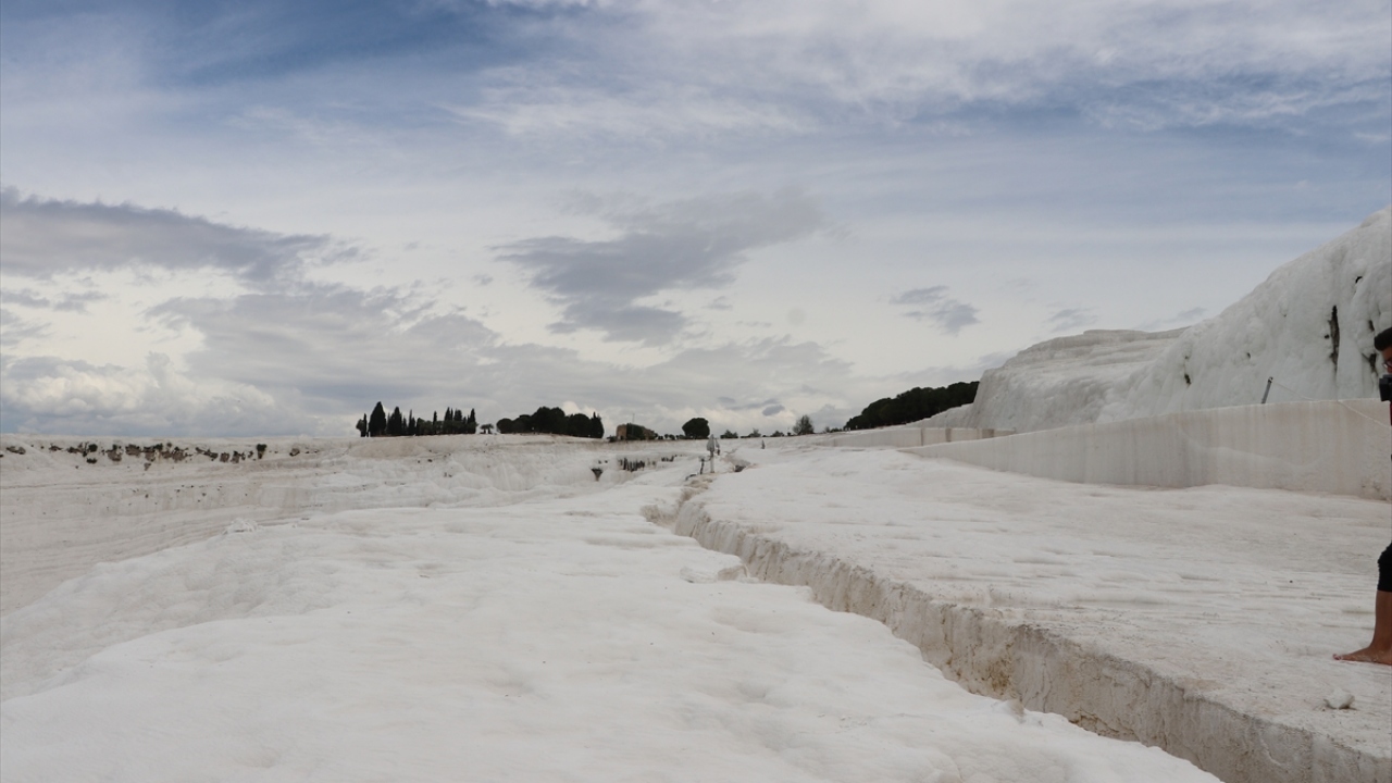Dört mevsim turistlerin ilgi odağı olan Pamukkale, 2019`da 2 milyon 580 bin 245 kişiyi ağırlayarak rekor kırmasının ardından bu yıl salgın nedeniyle 1 milyon ziyaretçiyi konuk etmeyi bekliyor. 