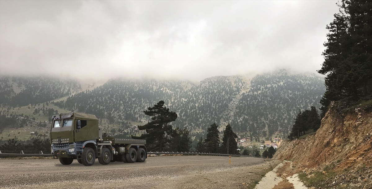Derman zırhlı lojistik askeri destek aracının test sürüşleri, özel hazırlanan parkurda NATO standartlarına uygunluğunun yanında ek bazı uluslararası sertifikasyonlar için Avrupa Birliği ülkelerinden gelen teknik ekip ve gözlemciler eşliğinde yapıldı.