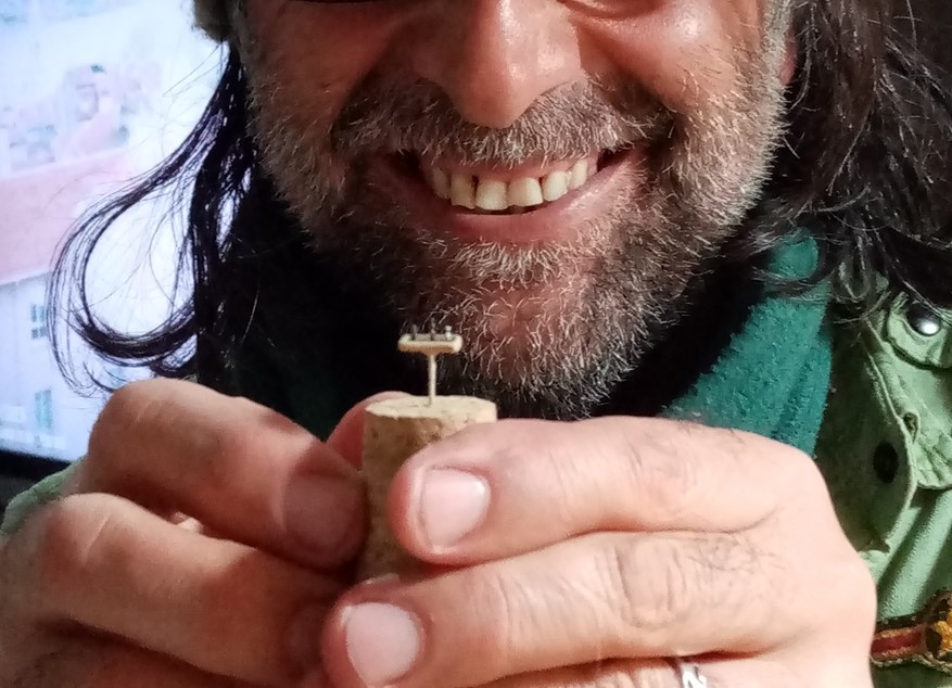 Günde yaklaşık 6 saat çalışan Korkmaz, mikro iğnelerle seramik kullanarak 9 milimetrelik satranç tahtası ve 1,5 milimetreyle 3 milimetre arasında değişen boyutlarda satranç taşlarını tamamlamayı başardı. 