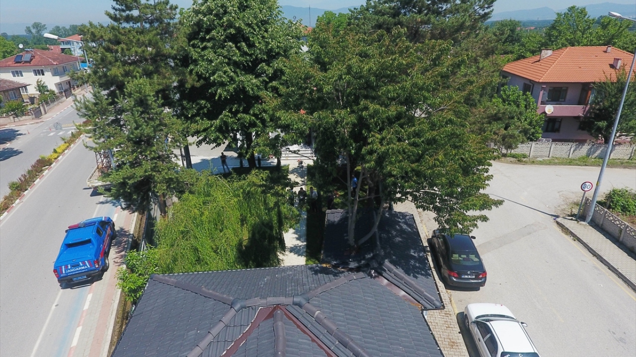 Yaklaşık 1 yıl önce Düzce Jandarma Alay Komutanlığına bağlı Beyköy Jandarma Karakolu`nda, Karakol Komutanı Jandarma Kıdemli Üstçavuş Gökhan Kum, Astsubay Çavuş Şevkiye Özdere ile karakol için yenileme, tadilat ve çevre düzenlemesi projesi hazırladı.