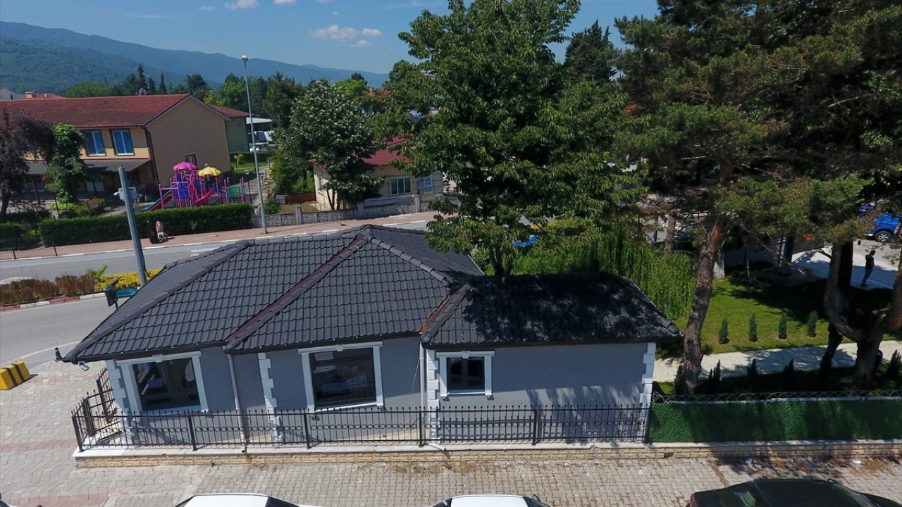 Vali Dağlı, jandarmanın çevre bilincini takdirle karşılayarak, hurma ağacının nizamiye binasına dahil edilerek inşa edilmesine destek verdi.