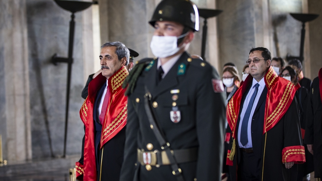 Şahin`in mozoleye çelenk bırakmasının ardından saygı duruşunda bulunuldu.