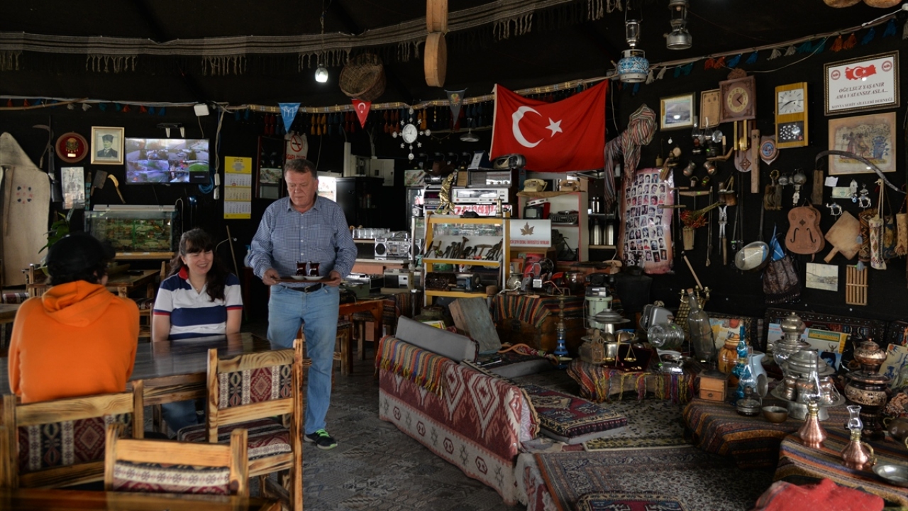 Önceden biriktirdiklerine yenilerini eklemek için çevre köyleri gezen Çınar, temin ettiği parçaları Pelitözü Göleti kıyısındaki kıl çadır lokantasında açtığı "mini müze"de sergiliyor.