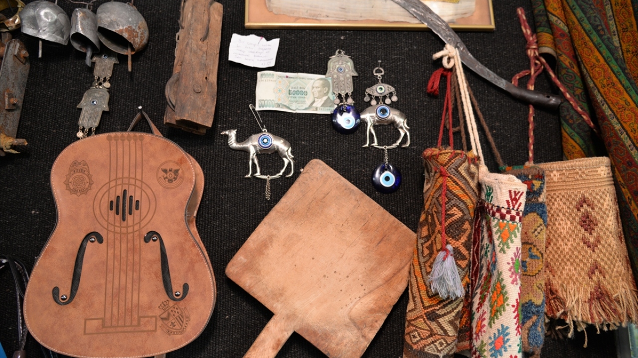 Eski eşya işinin çok farklı bir kültür olduğuna dikkati çeken Çınar, "Bu işin içine girdikçe çok büyük değerler olduğunu ve ülkemizin tanıtımı açısından önemini kavradım." ifadelerini kullandı.