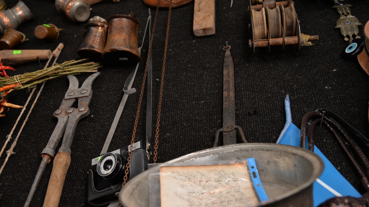 Çınar, sergilediği eşyaların yüzde 90`ını salgın sürecinde topladığını anlattı.