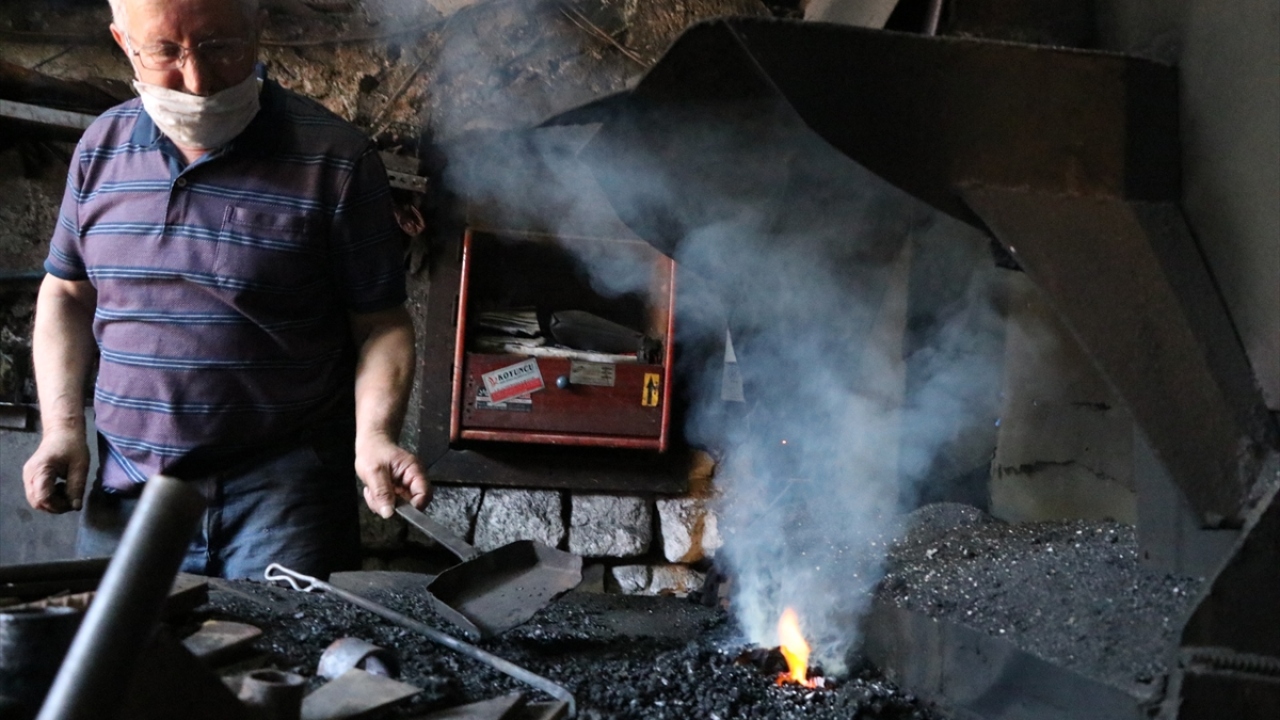 Altıparmak, 1975`te babasının yanında çırak olarak adım attığı mesleğini 45 yıldır ilk günkü heyecanla sürdürüyor.