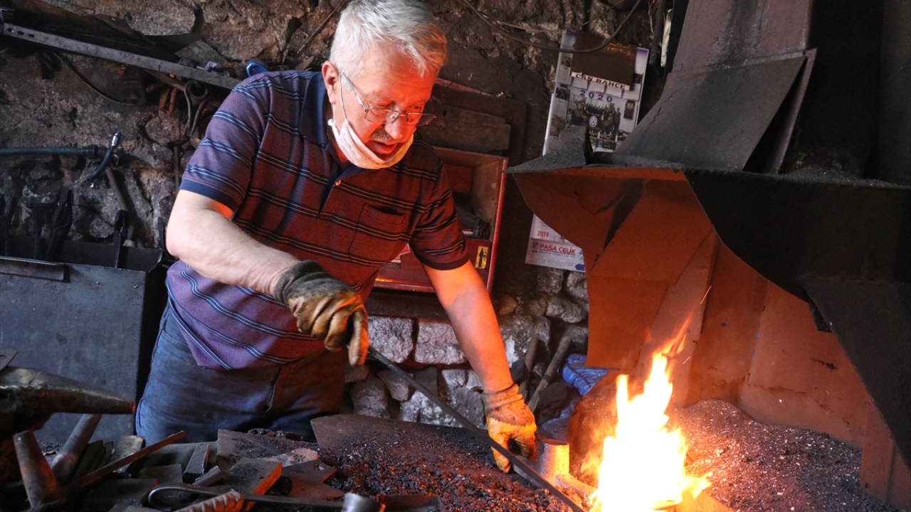 Mesleğin kentteki son temsilcilerinden Altıparmak, Eski Sanayi Sitesi`nde 30 metrekarelik dükkanında, ısıttığı demiri örs üzerinde kazma, balta, orak olarak şekillendiriyor.