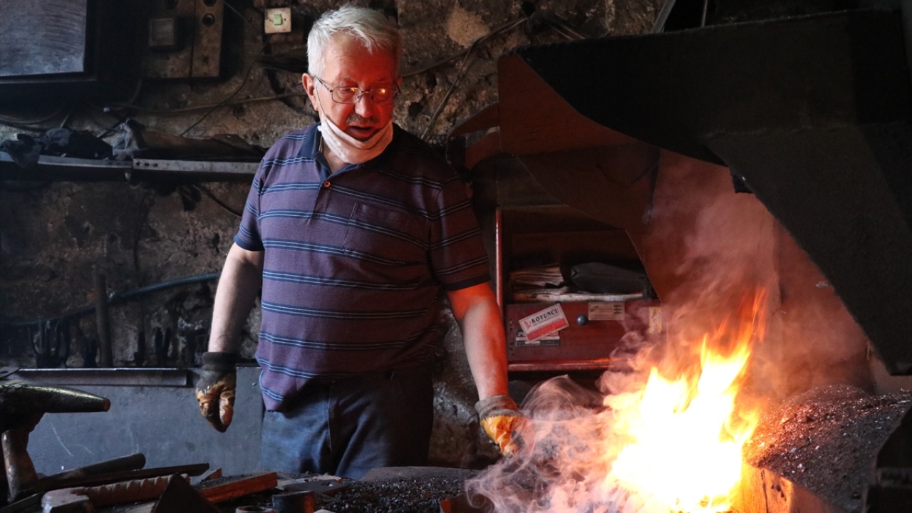 Altıparmak, yaptığı açıklamada, askerlik görevini tamamladıktan sonra ağabeyiyle babasının yanında çırak olarak mesleğe başladığını söyledi.