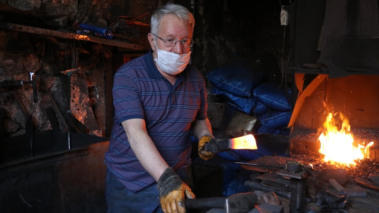 Ağabeyi vefat ettikten sonra mesleğini yeğeniyle sürdürdüğünü belirten Altıparmak, "Traktör pulluklarını tamir ediyoruz. Bıçak, kazma, orak ve sıcak demircilik üzerine ne varsa yapıyoruz." dedi.
