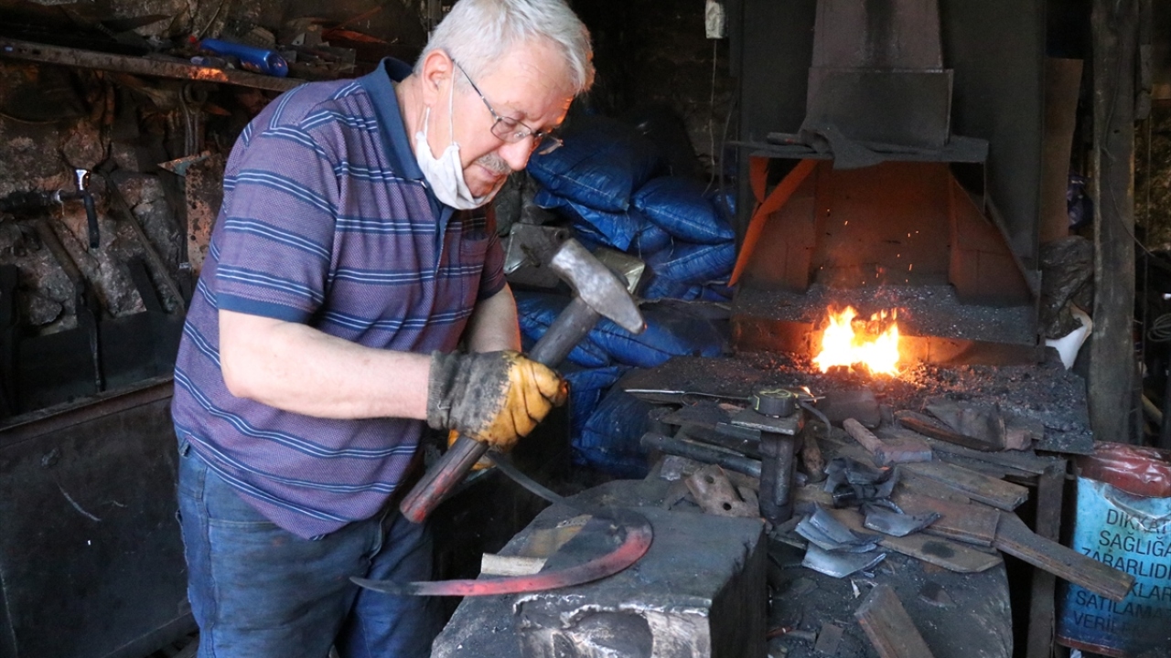 Çocuklarının da bu mesleği yapmadığını; kendilerinden sonra demirciliğin yok olup gitmesinden endişe duyduğunu dile getirdi.