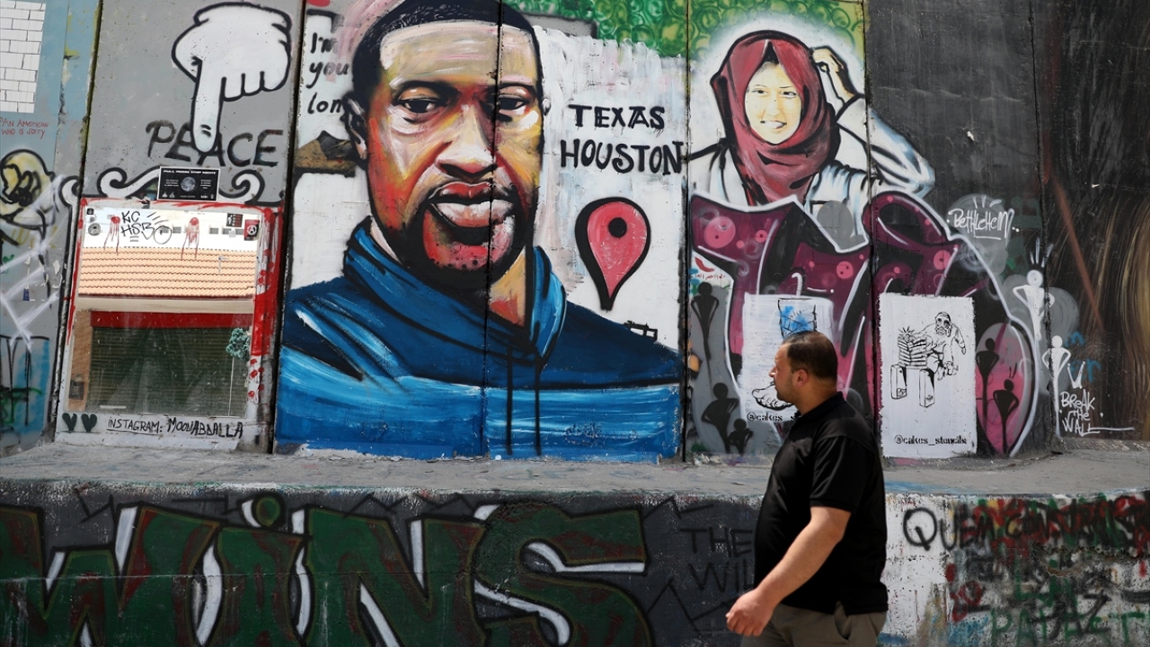 ABD`de polis şiddeti sonucu hayatını kaybeden siyahi George Floyd`un portresi işgal altındaki Batı Şeria`da yer alan Ayrım (Utanç) Duvarı`na resmedildi. 