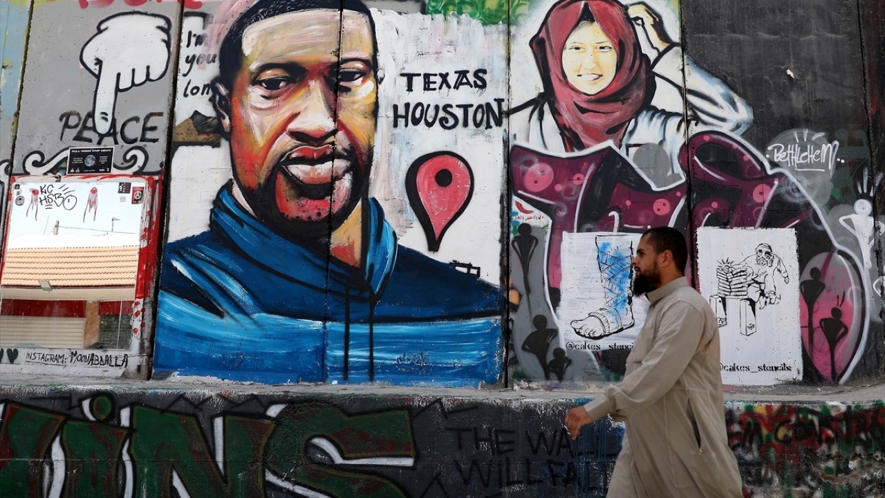 Filistinli bir ressam, Ayrım Duvarı`nın Beytüllahim kenti tarafında kalan kısmına ABD`nin Minneapolis şehrinde bir polis tarafından ensesine dakikalarca basılarak öldürülen George Floyd`un resmini çizdi.