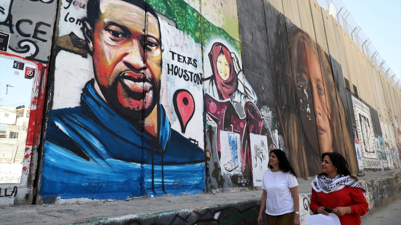 Resmin gece çizildiği ve Filistinli ressamın kimliğinin bilinmediği belirtilirken, kent sakinleri Floyd`un resmine büyük ilgi gösterdi. 