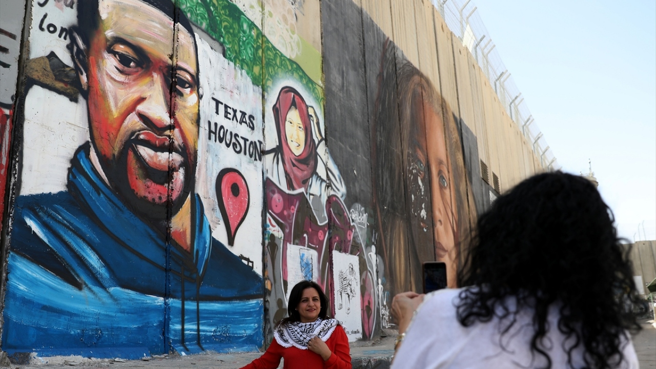 Filistinli aktivist Munhter Amira, Floyd`un ölümünün ardından ABD`de siyahilere yapılanlara tepki göstermek için bir dizi etkinlik düzenlediklerini ve bu çizimin de bunun bir parçası olduğunu söyledi. 