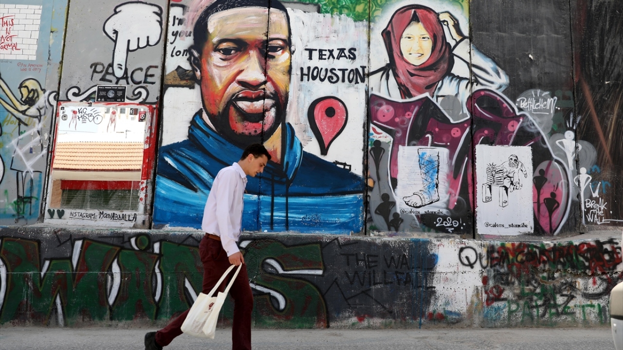 Filistinli ve yabancı ressamlar, hem Ayrım Duvarı`na hem de İsrail işgaline tepki göstermek amacıyla söz konusu duvara çeşitli çizimler yapıyor. 