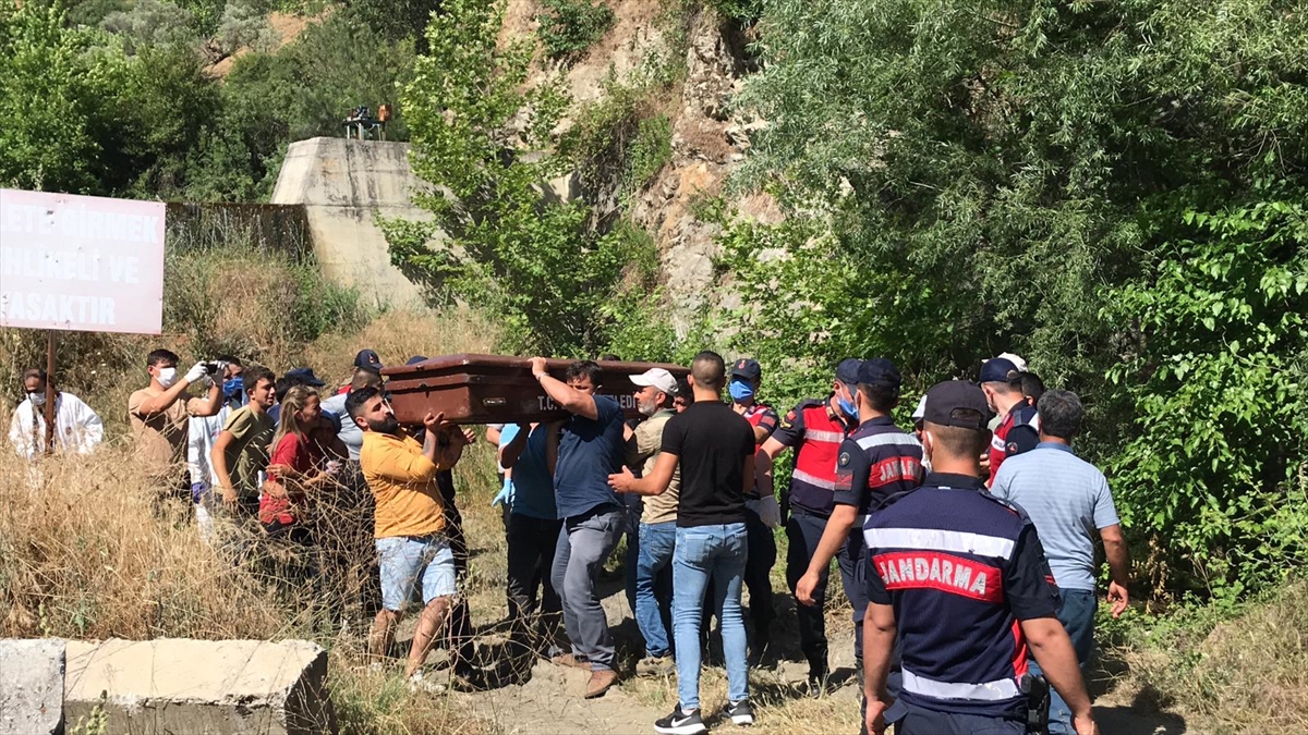 Alınan bilgiye göre, 4 genç, yüzmek için Musluca Sulama Göleti`ne girdi. Gençlerden Emre Can Kurnaz (19), bir süre suda çırpındıktan sonra gözden kayboldu.