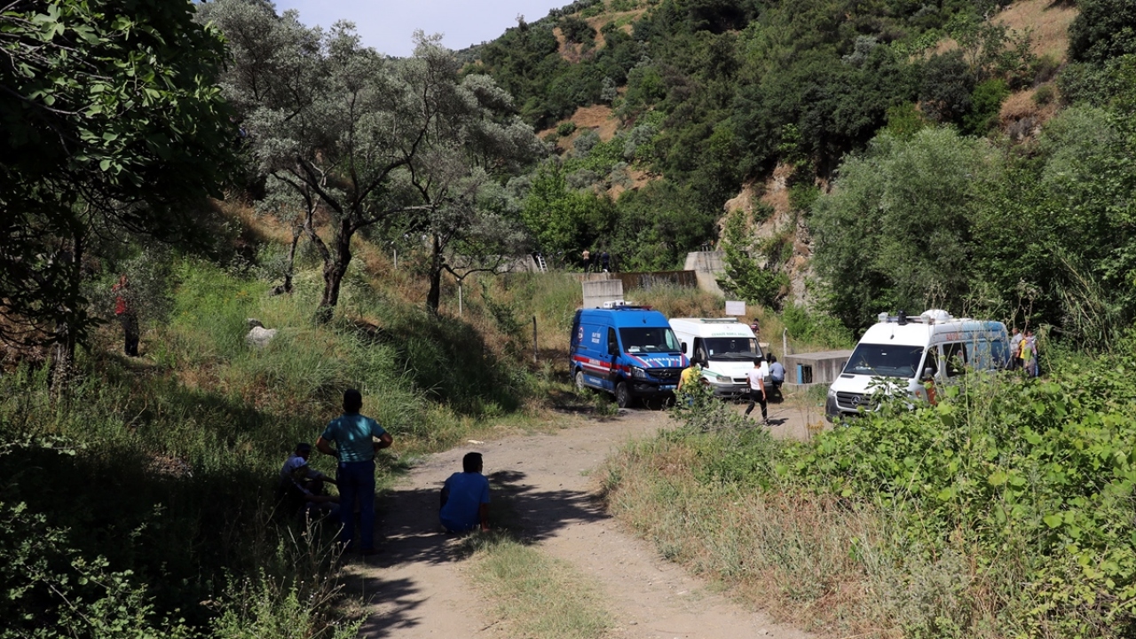 Kuşadası Sahil Güvenlik Komutanlığına bağlı balık adamlar da gönderilen ilkyardım ekiplerinin arasında yer aldı.