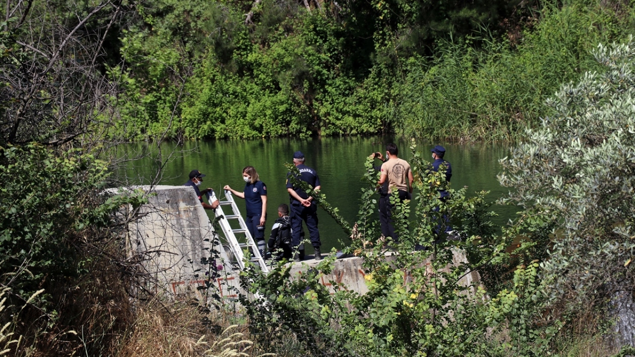 Balık adamların daldıkları göletten Kurnaz`ın cesedini çıkardığında, yakınları feryad edip gözyaşlarını tutamadı.