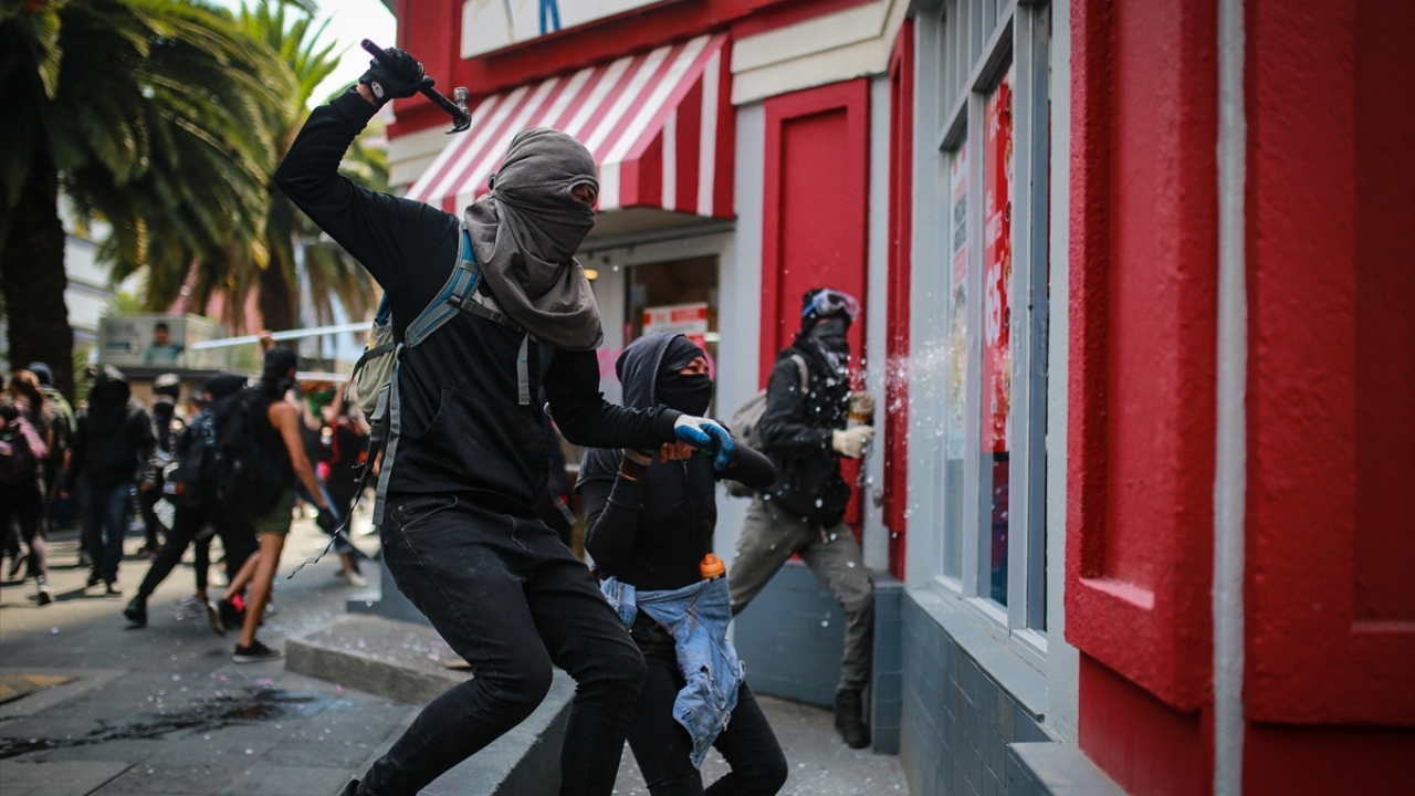 Bazı göstericiler dükkanları yağmaladı.