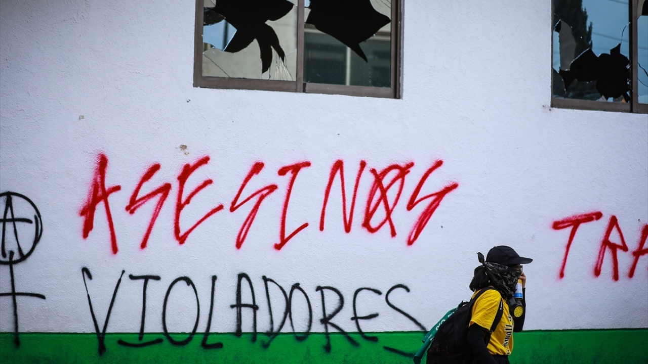 Göstericiler, başsavcılık binasına giriş yaptı.