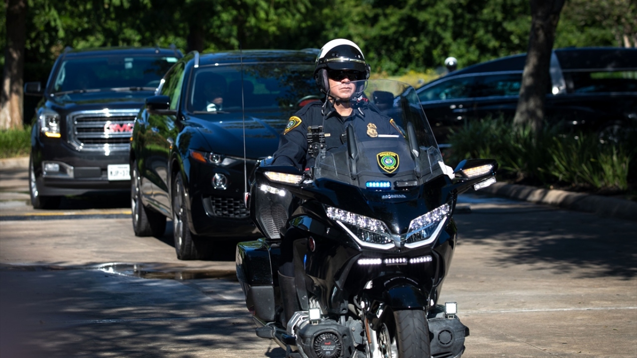 Amerika`da polis şiddetine karşı tepkilerin sembolü haline gelen Floyd için düzenlenen cenaze törenlerinin ilki, perşembe günü, öldürüldüğü Minneapolis kentinde, ikincisi cumartesi günü doğum yeri olan North Carolina eyaletinde düzenlenmişti.