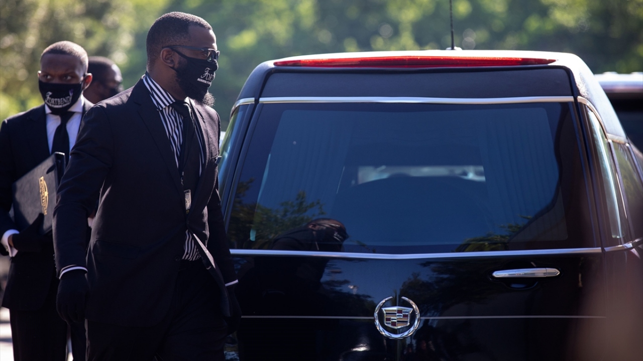 George Floyd`un cenazesi, yarın aileye özel yapılacak merasimin ardından, memleketi Houston`daki  Memorial Gardens Mezarlığı`nda, annesi Larcenia Floyd`un yanına defnedilecek.