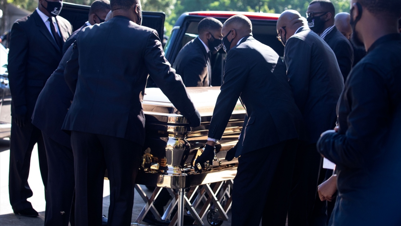 Öte yandan Demokrat Başkan Adayı Joe Biden`ın, Floyd`un yarın Houston`da yapılacak cenaze töreninin ``korumalar ve aşırı güvenlik önlemleri nedeniyle aksamaması`` için bugün Floyd`un ailesi ile özel bir görüşme yapması bekleniyor.