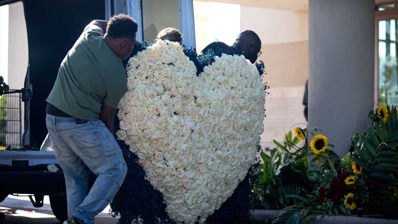 Houston Üniversitesi, Floyd`un anma törenine katılmak isteyenler için pazartesi günü dersleri iptal ettiğini duyurmuştu. 