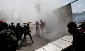 Meksika'da protestocular kamu binalarını ateşe verdi
