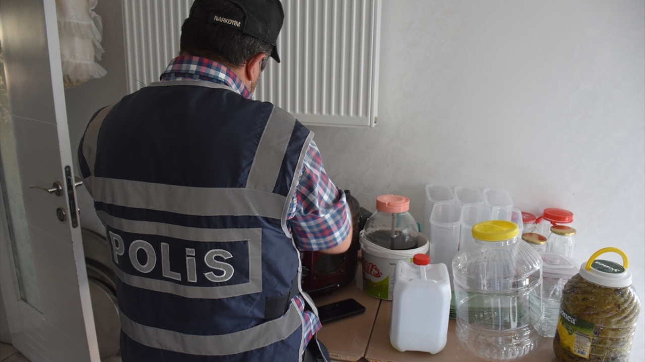 Aralarında çete elebaşı olduğu iddia edilen M.G`nin de bulunduğu 15 şüpheli "yasa dışı bahis oynatmak ve haksız kazanç elde etmek" suçlamasıyla gözaltına alındı.