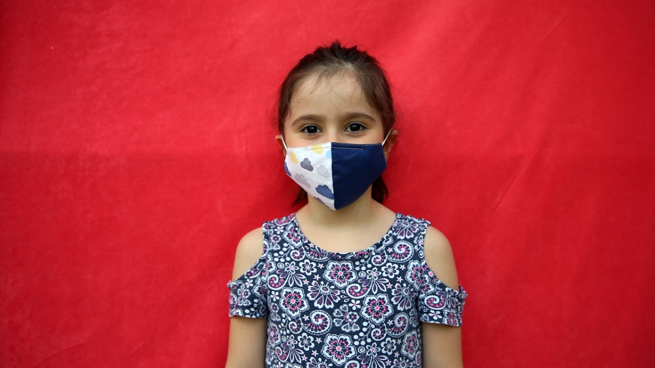 Salgının başladığı dönemden bu yana sağlık çalışanları için çok sayıda maske üretimi gerçekleştiren enstitü, bu kez çocukların ilgisini çeken, onların benimseyerek kullanabilecekleri ve her yönüyle miniklere özel maske yapımına başladı.