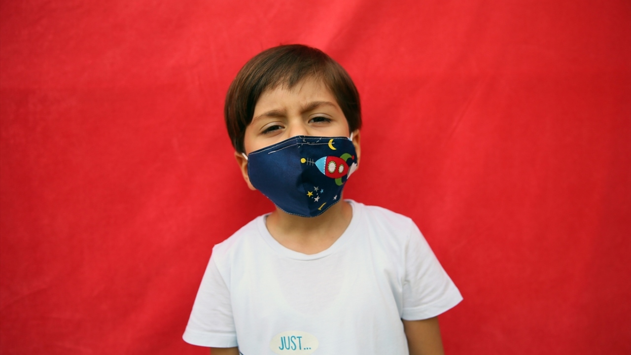 İlk ürünlerin "epttavm.com" web sitesi üzerinden online satışa sunulmasının ardından gelen yoğun talebi karşılamaya çalışan enstitünün "maharetli elleri", günde 300 bez maske üretiyor.