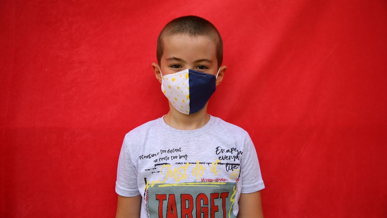 Enstitü Müdürü Şule Aydın, Hayat Boyu Öğrenme Genel Müdürü Yusuf Büyük’ün fikriyle çocuklar için yıkanabilen özel maske üretimine başlattıklarını belirtti.