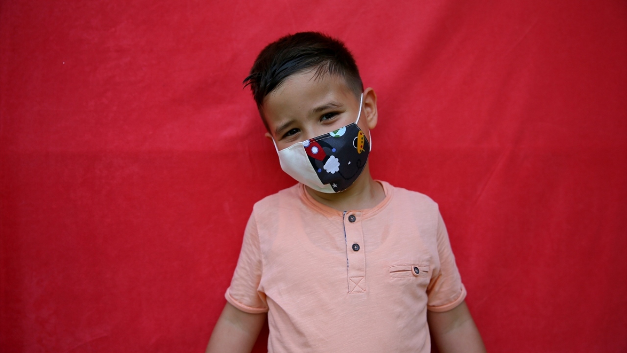 Salgın sebebiyle, hem çocuklar hem yetişkinler için maskeye olan ihtiyacı karşılamak üzere milli birlik ve beraberlik ruhuyla üretim yaptıklarını ifade eden Aydın, şunları kaydetti: