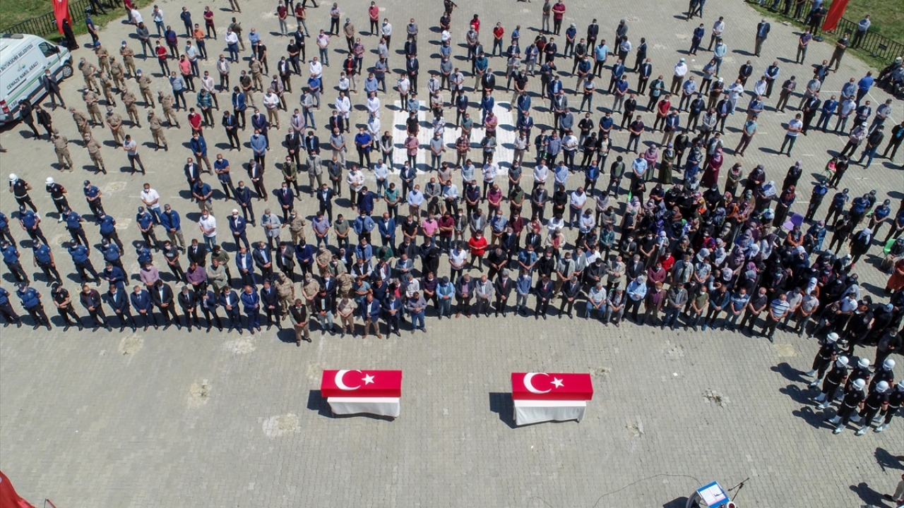 Sosyal mesafe kuralı çerçevesinde İl Müftüsü Ömer Keskin`in kıldırdığı cenaze namazının ardından, şehit işçilerin cenazeleri defin işlemi için kentteki mezarlıklara uğurlandı.