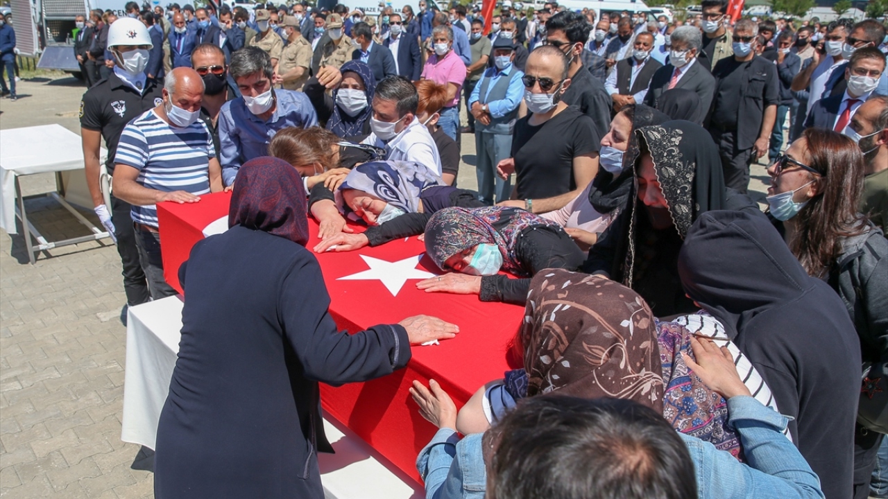 Bölgede PKK`lı teröristlere yönelik hava destekli operasyon sürüyor.